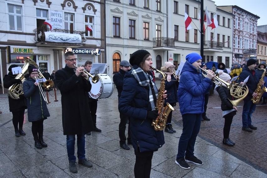 Obchody 100. rocznicy Powstania Wielkopolskiego w Żninie: złożenie kwiatów na cmentarzu oraz inscenizacja na rynku [zdjęcia, wideo]