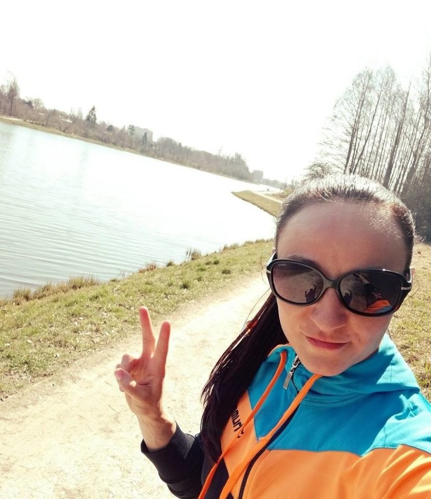 Sandra Drabik biega koło zalewu w Kielcach   