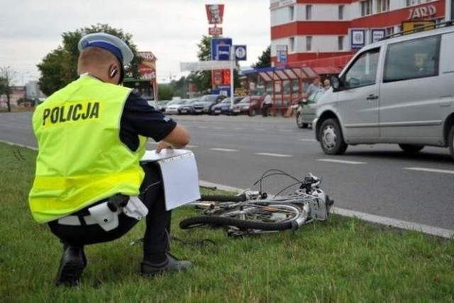 Mysłowice: policja szuka świadków wypadku z 17 sierpnia. Na ulicy Obrzeżnej Zachodniej kierowca samochodu osobowego potrącił rowerzystę i uciekł.