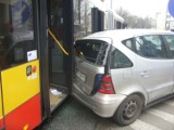 Wypadek na Solidarności. Mercedes zmiażdżony między słupem a autobusem [FOTO]