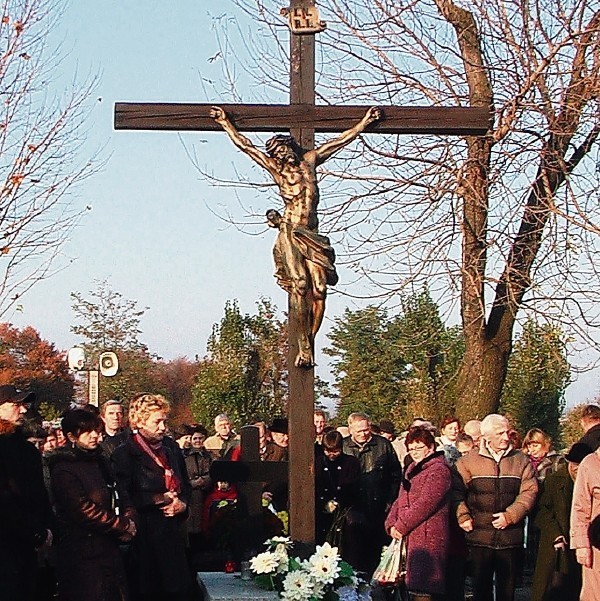 Do niedawna krzyż stał przy głównej alejce na cmentarzu. Dla mieszkańców był bardzo ważny.