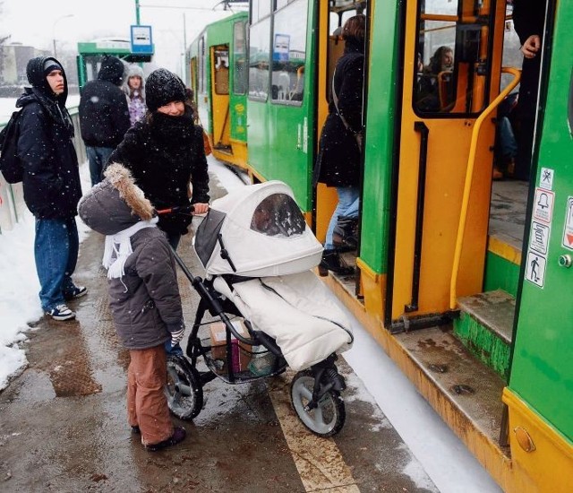 Gdy Krystyna Andrzejewska podróżuje z córkami, ma problem z wejściem do tramwaju