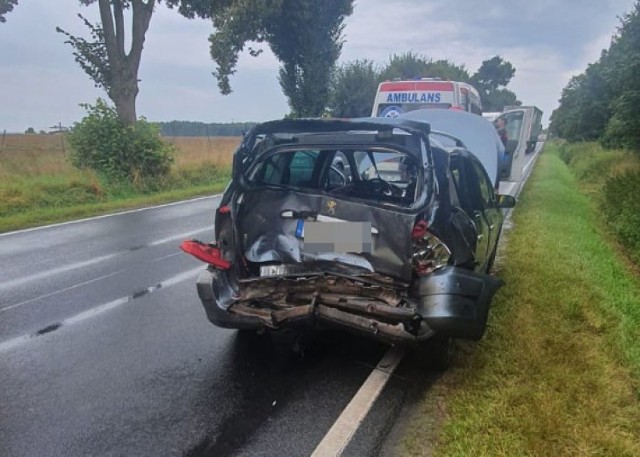 18-letniemu kierowcy nissana, który spowodował wypadek policjanci z Komendy Powiatowej Policji w Brodnicy zabrali prawo jazdy