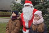 Święty Mikołaj gościł na chockim rynku. Rozdawał dzieciom prezenty, pozował do zdjęć i życzył wesołych świąt!