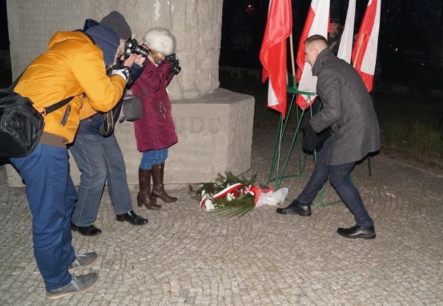 6 stycznia 1919 roku na terenie Inowrocławia wybuchło Powstanie Wielkopolskie. Właśnie mija 97 lat od tego wydarzenia. 

Okolicznościowa uroczystość z tej okazji odbyła się pod Pomnikiem Powstańców Wielkopolskich przy ul. Orłowskiej. Uczestniczyli w niej przedstawiciele władz miasta i powiatu, dowództwo Garnizonu Inowrocław, duchowni, poczty sztandarowe oraz liczna reprezentacja kibiców Lecha Poznań. 

Podczas wystąpienia bohaterskich powstańców - inowrocławian, wspominał prezydent Ryszard Brejza, a w ich intencji modlił się z zebranymi ks. Leszek Kaczmarek. Na miejscu odbył się apel pamięci, a kompania honorowa wojska oddała trzy salwy. Pod pomnikiem delegacje złożyły kwiaty. Uroczystość uświetnił pokaz fajerwerków. Warto wspomnieć, że patriotyczny capstrzyk był okazją do uhonorowania Rafała Cymsa, wnuka kpt. Pawła Cymsa, który poprowadził inowrocławskich powstańców do walki z pruskim zaborcą. Pan Rafał czynnie uczestniczy w pracach Towarzystwa Pamięci Powstania Wielkopolskiego. Pod pomnikiem wojskowym medalem odznaczył go ppłk Krzysztof Broniewicz, komendant WKU w Inowrocławiu