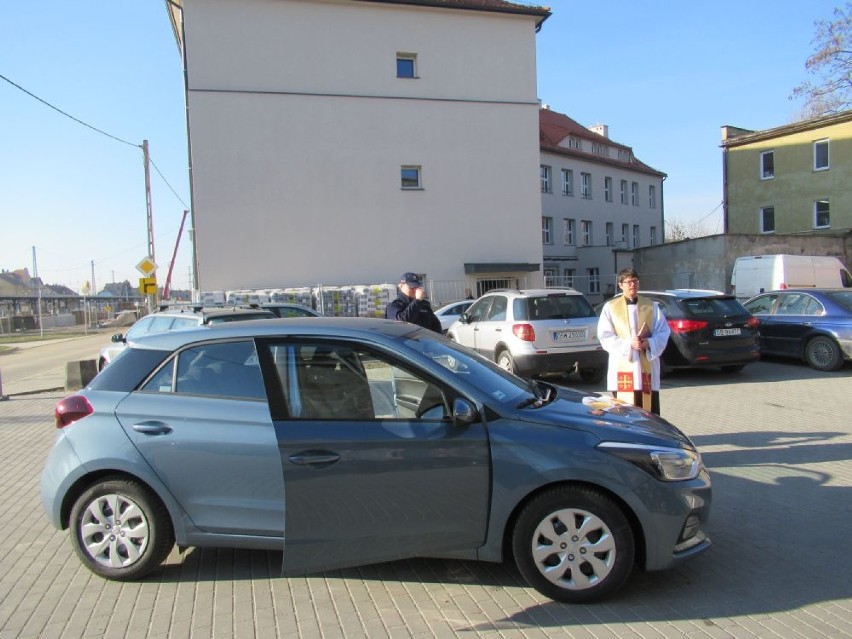 Policjanci Jaworzyny Śląskiej mają nowy, nieoznakowany radiowóz. Poświęcił go ksiądz
