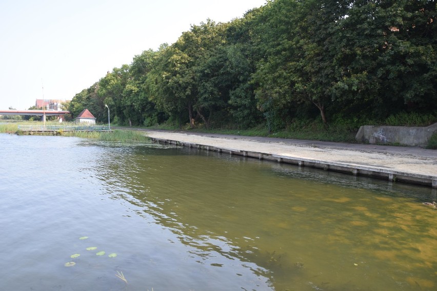 Malbork. Bulwar nad Nogatem w przebudowie. Zniknęło ogrodzenie wzdłuż miejskiego kąpieliska