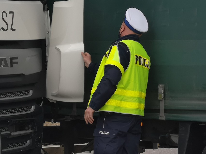 Zderzenie dwóch ciężarówek na rondzie Wyszyńskiego w Grudziądzu