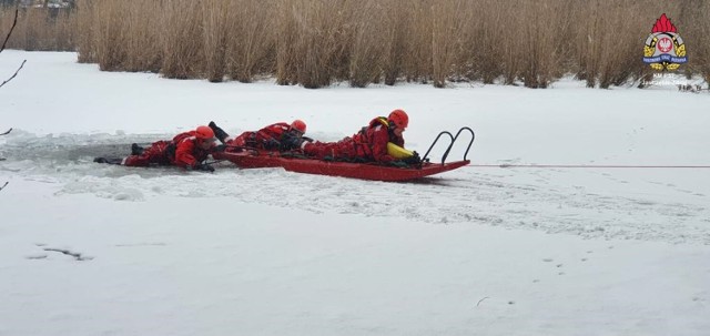 Symulowana akcja strażaków odbyła się na jednym ze zbiorników wodnych niedaleko ul. Zdrojowej.