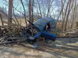 Wypadek pod Tarnowem, młody kierowca bez prawa jazdy podczas wyprzedzania doprowadził do zderzenia ze skodą, jedna osoba ranna [ZDJĘCIA]