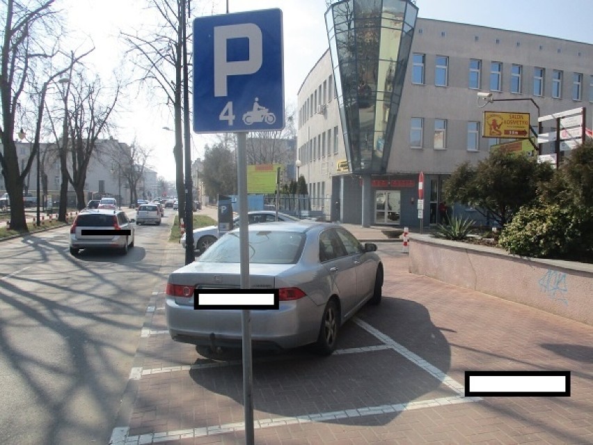 Mistrzowie Parkowania w Płocku. Straż Miejska złapała "najlepszych" kierowców na parkingach [ZDJĘCIA]