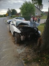 Kierowca zasłabł za kierownicą audi, uderzył w drzewo oraz w inny samochód