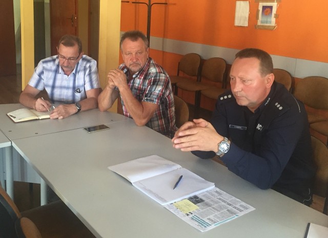 Stanisław Hadzicki, komendant komisariatu policji w Ozimku apelował do władz gminy, sołtysów i dyrektorów szkół o spokój, powiedział też, że teren gminy skierowano dodatkowe patrole.