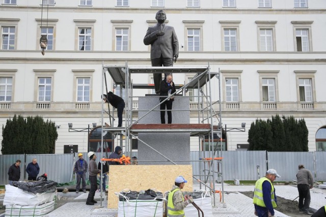 Na 10 listopada zaplanowano odsłonięcie pomnika Lecha Kaczyńskiego w Warszawie. Monument stanął na pl. Piłsudskiego, przed budynkiem garnizonu Warszawa.

Figura Lecha Kaczyńskiego została ustawiona na 3,5 metrowym cokole. W całości monument ma mierzyć 7 metrów. Autorami projektu pomnika są Stanisław Szwechowicz  i Jan Raniszewski. 

Budowa pomnika kosztowała około 2,5 miliona złotych.