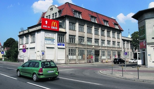 Zabytkowy budynek przychodni w al. Grunwaldzkiej 505 od lat stoi pusty i niszczeje.