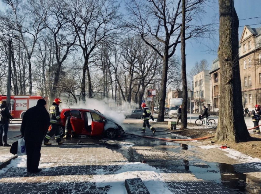 Pożar w Mikołowie: na parkingu płonął samochód