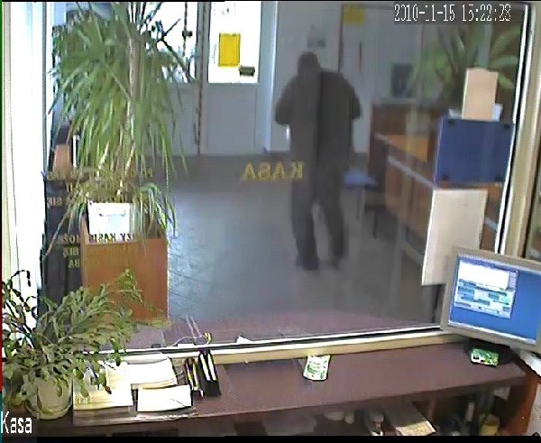 Zdjęcia z kamer monitoringu banku w Jazowsku