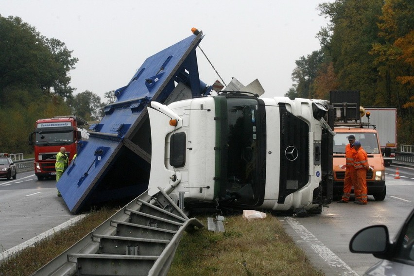 Legnica/Chojnów: Kolos kilkanaście godzin blokował autostradę A4