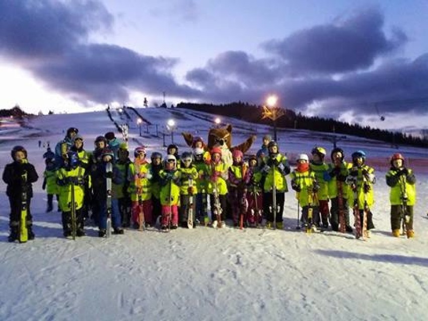 Dzieci z gminy Walim zaczęły w Rzeczce kurs nauki jazdy na nartach