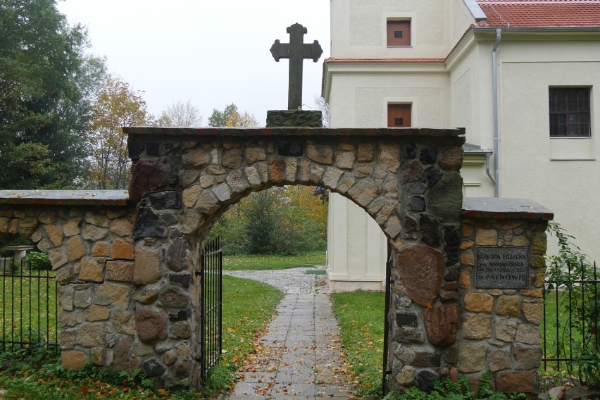 Kościół pw. Narodzenia św. Jana Chrzciciela w Pątnowie pod Legnicą i niezwykłe pozostałości cmentarza! Poznaj historię budowli [ZDJĘCIA]