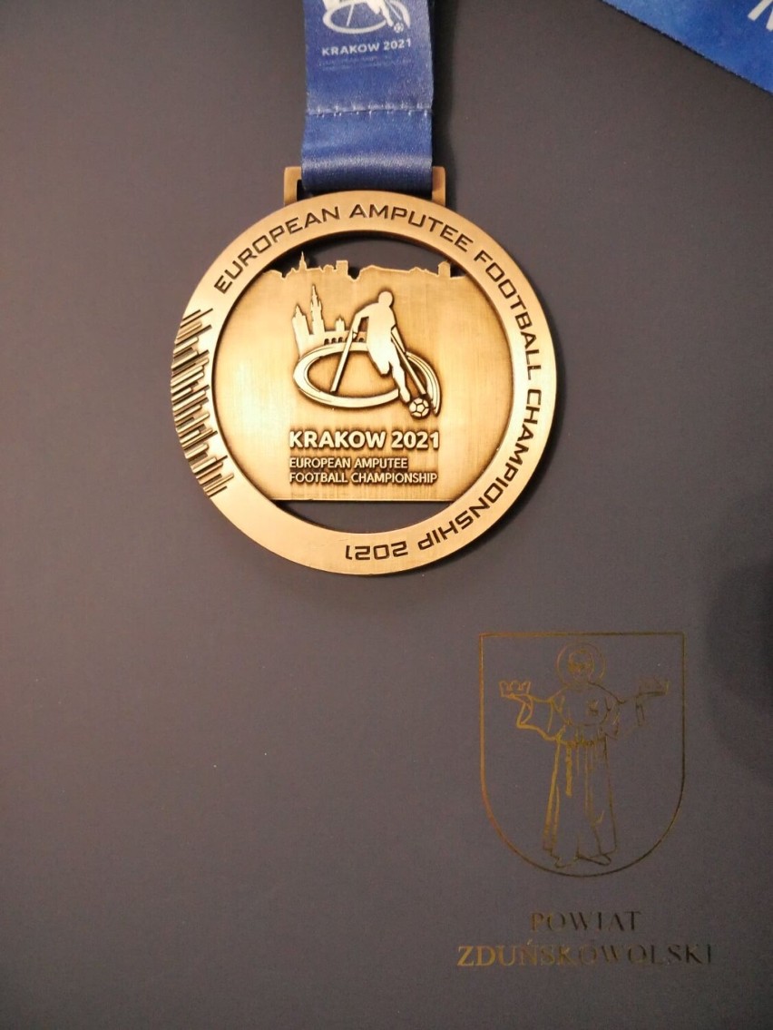 Zduńskowolanin Artur Kurzawa z gratulacjami za brązowy medal mistrzostw w Amp Futbolu