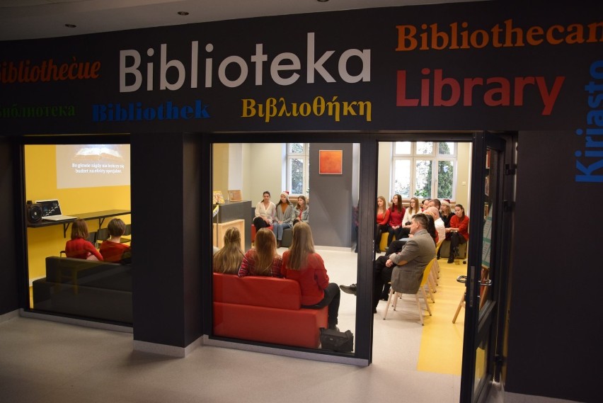 Otwarcie nowej biblioteki w IV LO. Uczniowie w prezencie otrzymali dzieła Olgi Tokarczuk