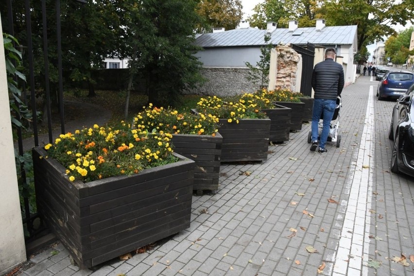 Dziura w zabytkowym ogrodzeniu parku miejskiego w Kielcach będzie naprawiona. Na remont czekała ponad rok 