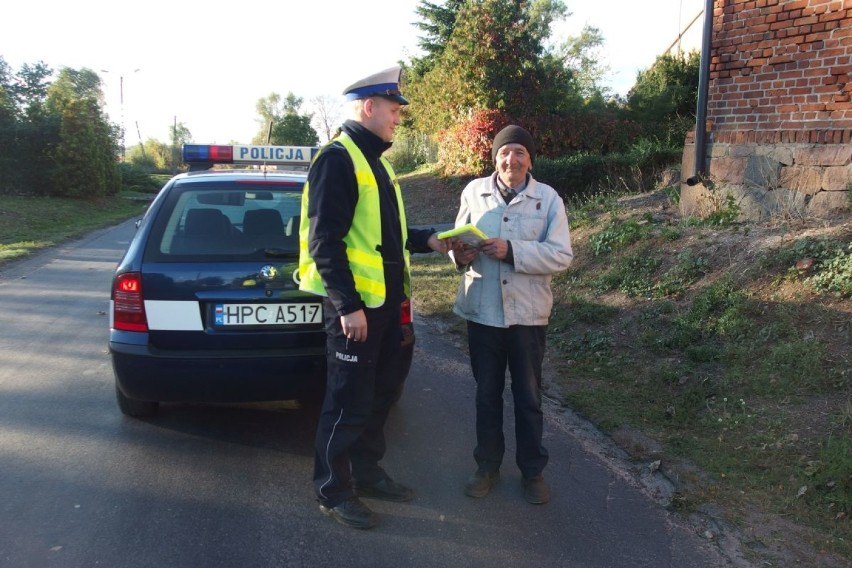 Mieszkańcy powiatu inowrocławskiego podczas policyjnej akcji dostali odblaskowe kamizelki [zdjęcia]