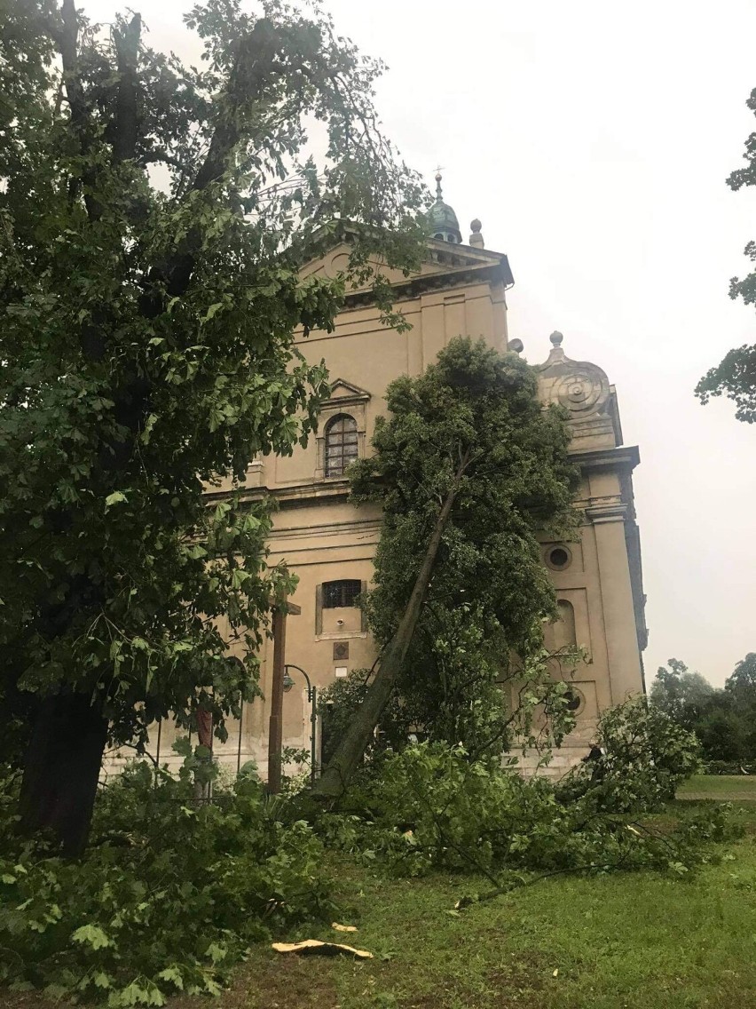 Nawałnica nad Koniecpolem. Wichura zerwała dachy z kilkunastu domów. Burmistrz miasta mówi, że są osoby ranne