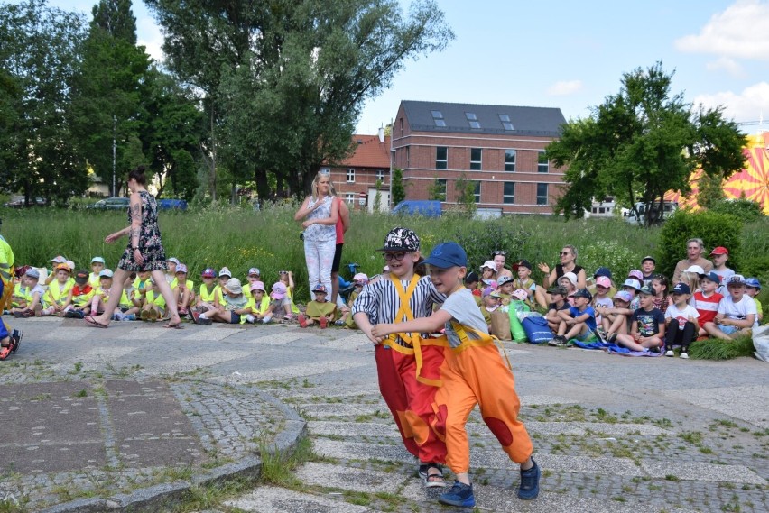 Pruszcz Gd. Pierwszy dzień Festiwalu Książki Dziecięcej. Przedszkolaki bawiły się znakomicie! |ZDJĘCIA