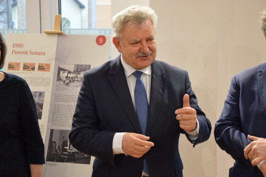 Lębork. Senator RP Kazimierz Kleina otworzył rocznicową wystawę.