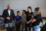 Gmina Kościan. Wójt gminy odwiedził dzieci z Ukrainy z zajączkiem [FOTO]