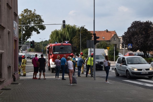 Stłuczka na ul. Piłsudskiego w Śremie. Skuter najechał na tył osobówki