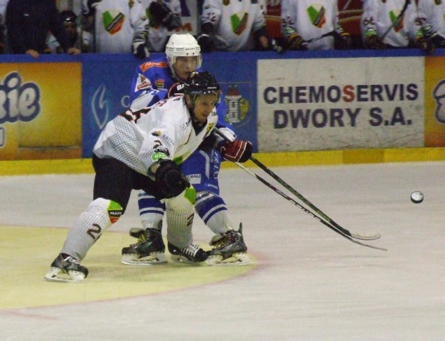 Wojciech Koczy (Unia, w niebieskiej koszulce) mija Rafała Bibrzyckiego (Naprzód). W hokejowym sparingu, rozegranym w Oświęcimiu, Unia przegrała z Naprzodem Janów 3:4.