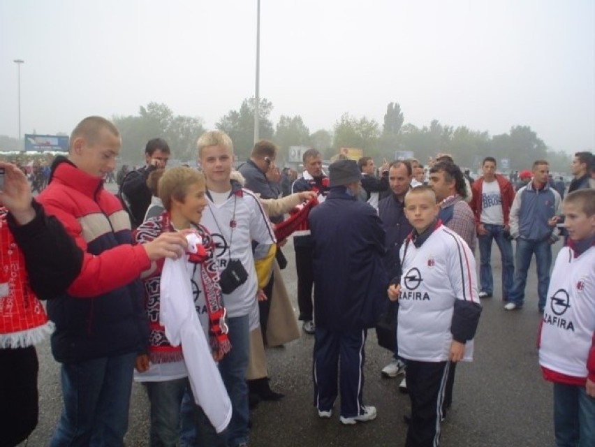 Damian Kądzior (drugi od prawej w białej koszulce) na...