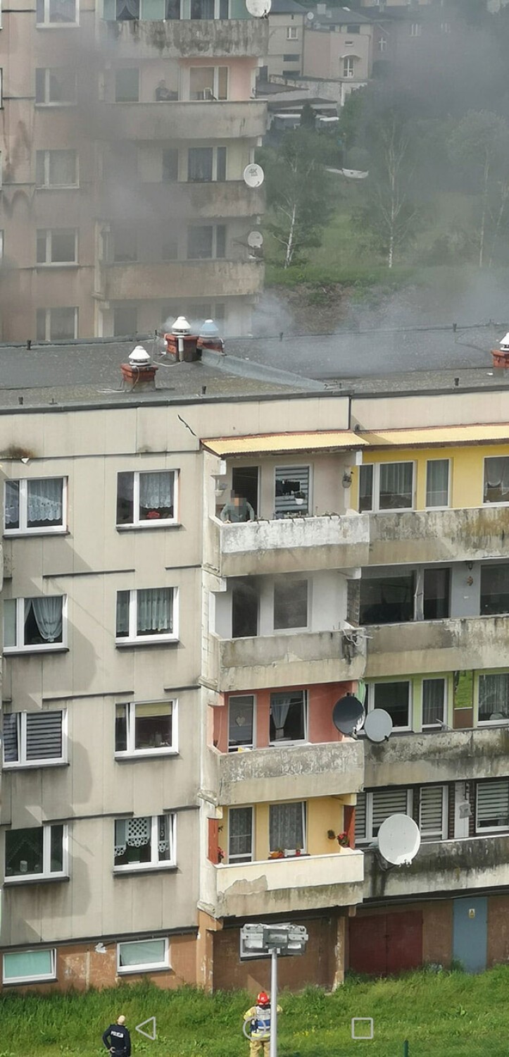 Tragiczny pożar w bloku w Piekarach Śląskich. Nie żyje mężczyzna. Sprawą bada policja