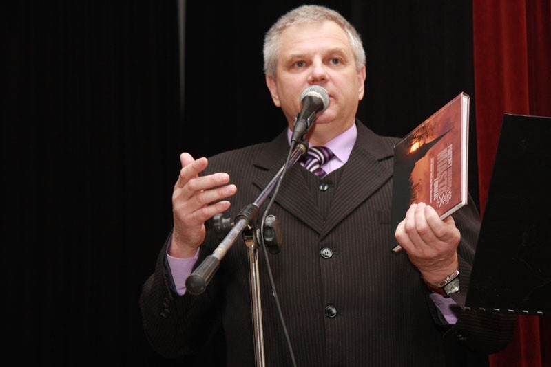 Franciszek Fąka prezentuje album wydany przez Gimnazjum
