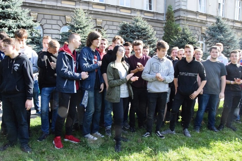 100 krzewów przed bielskim „Mechanikiem”! Klub Gaja z dziećmi i młodzieżą uczcili Święto Drzewa [ZDJĘCIA]