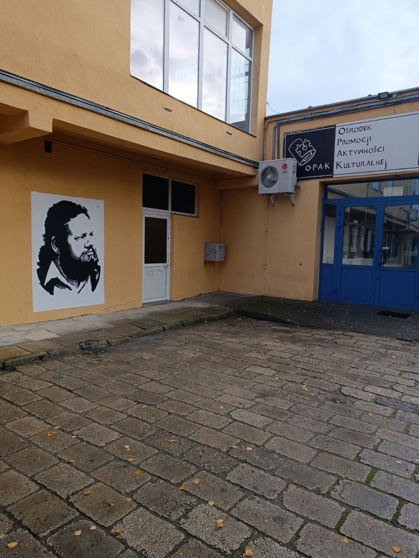 Sandomierski mural poświęcony pamięci Marka Sochackiego  już gotowy. Zobacz na zdjęciach, jak się prezentuje