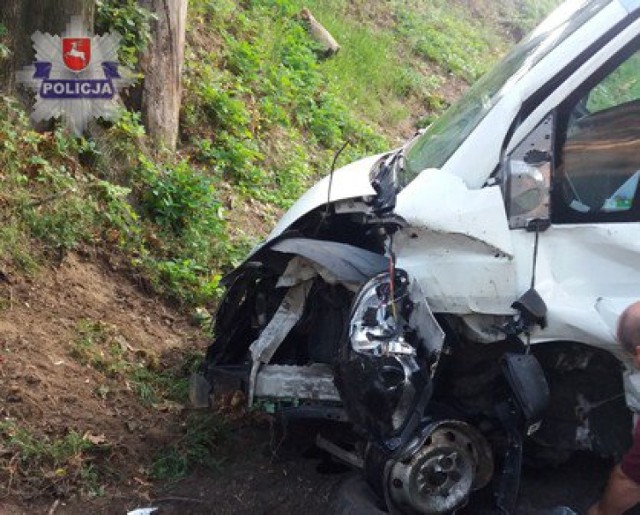 Olbięcin: Czołowe zderzenie audi z peugeotem. Cztery osoby ranne

W Olbięcinie na trasie Kraśnik-Annopol doszło do czołowego zderzenia audi z peugeotem. W wyniku wypadku do szpitala zabrano kierowców obu aut i pasażerów peugeota.