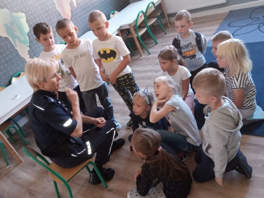 Rawicz. Policjanci z wizytą u przedszkolaków z Bojanowa, Chojna i Sarnowy. Uczyli maluchy bezpiecznych zachowań