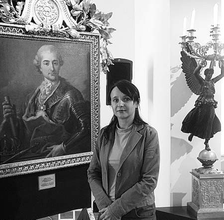 Monika Świerczewska, kierownik Działu Edukacji i Wystaw, zachęca w czasie warsztatów edukacyjnych do oglądania wystawy.
