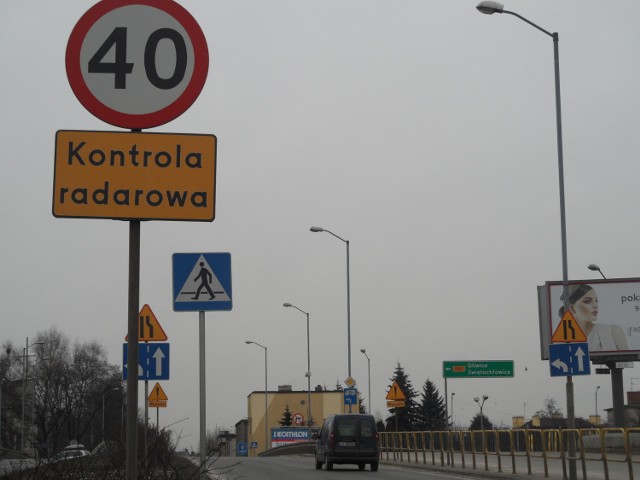 Znaki drogowe w Chorzowie są nagminnie niszczone.
