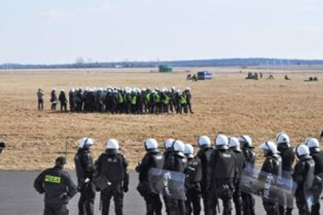 Ćwiczenia policji na lotnisku w Ułężu