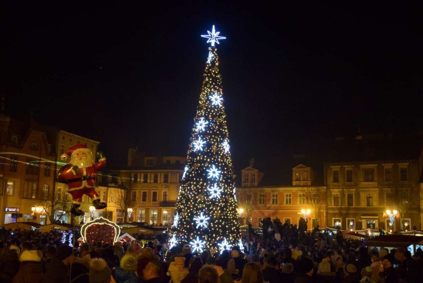 Choinka na Rynku jest już pięknie oświetlona!