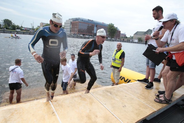 Triathlon Szczecin 2015 odbył się 5 lipca. Zawodnicy zaczęli od pływania w Odrze