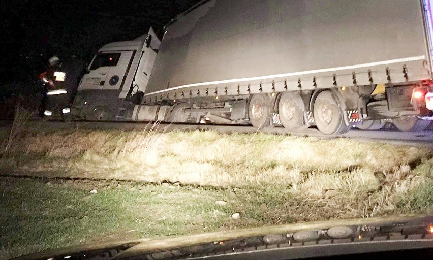 Samochód wypadł z drogi pod Nowym Sączem. Kierowca tira nie poradził sobie na śliskiej jezdni