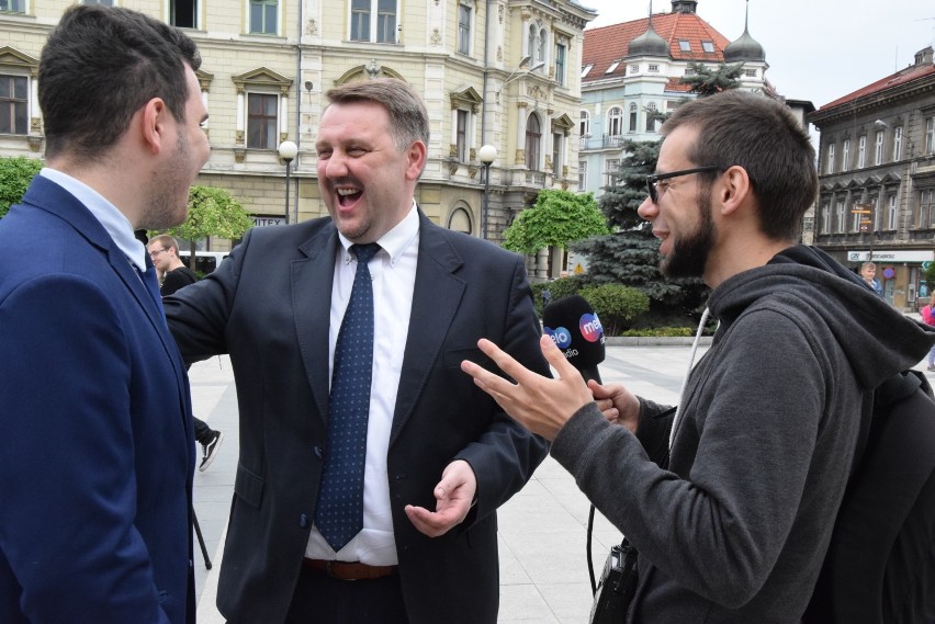 Polonez bielskich maturzystów na placu Bolesława Chrobrego. ZDJĘCIA Tego jeszcze nie było! 