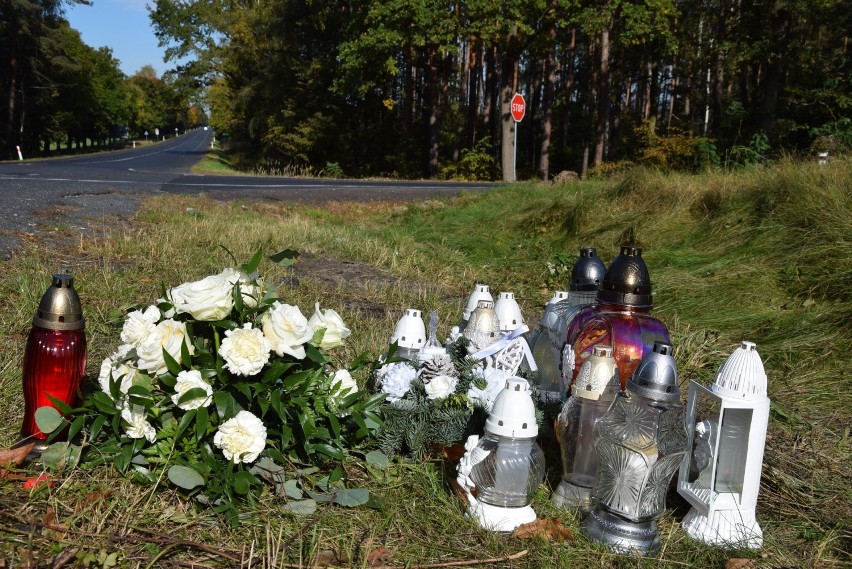 Kwiaty i znicze w miejscu wypadku, kilka dni po tragedii