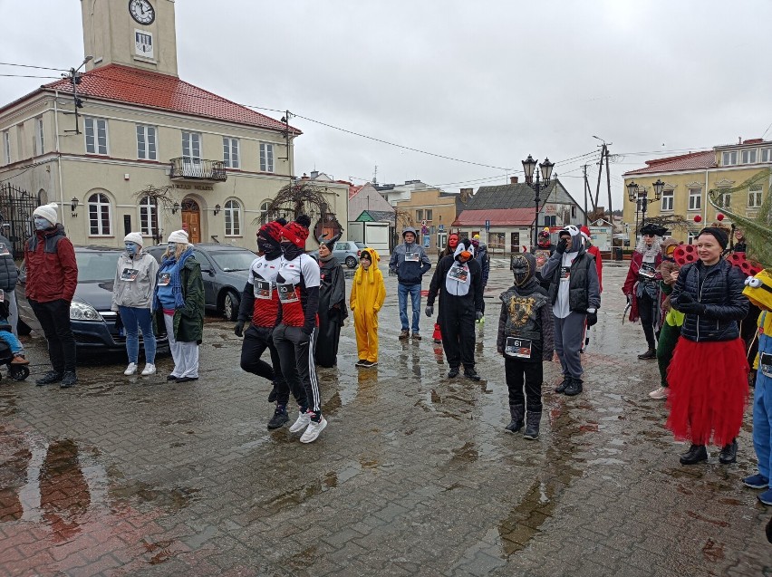 WOŚP 2022. 6. Bieg z Fantazją w Gostyninie. Uczestnikom nie straszna była zła pogoda! [ZDJĘCIA]